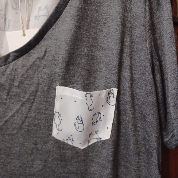 LaVielente Womens Pocket V-Neck with Cat Pattern, Size XX-Large - Picture 6 of 6